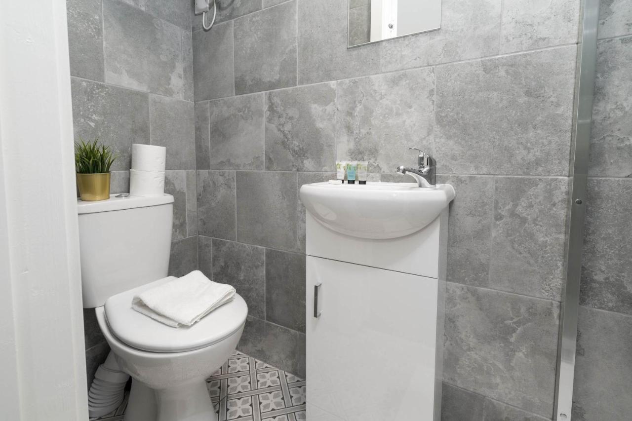 Two Bedroom Apartment - En Suites - Smart Tv'S - Wifi - Netflix - Bearwood Бірмінгем Екстер'єр фото