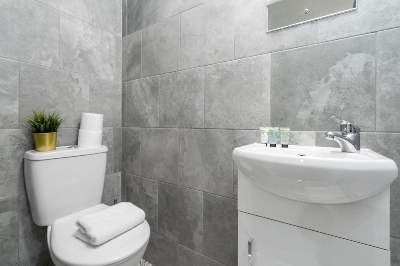 Two Bedroom Apartment - En Suites - Smart Tv'S - Wifi - Netflix - Bearwood Бірмінгем Екстер'єр фото
